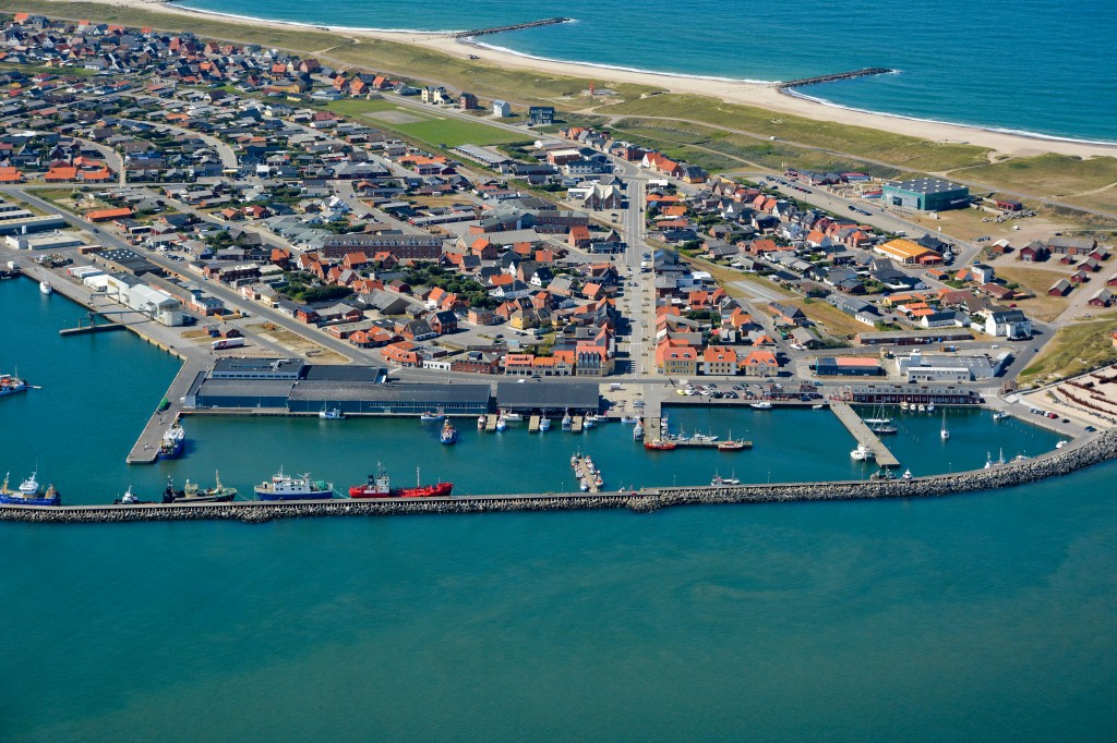 15.08.2013: Thyborøn havn og by, klitter, høfder og Vesterhav i baggrund