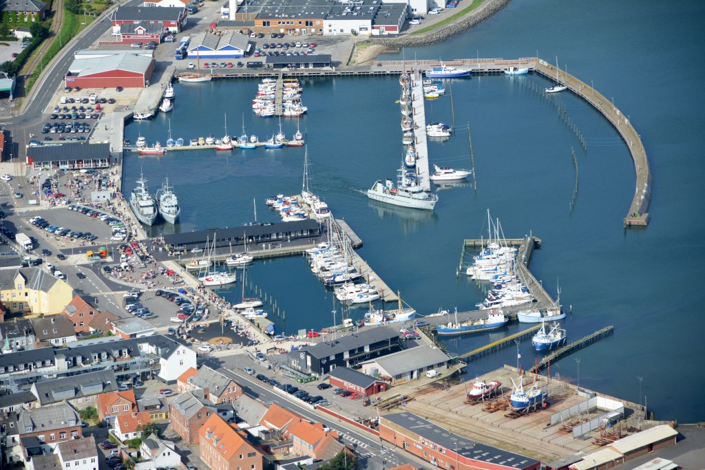 Luftfoto 10.08.15 : Lemvig havn med ny havnefront og ny mole, flådebesøg og bagagerumsmarked