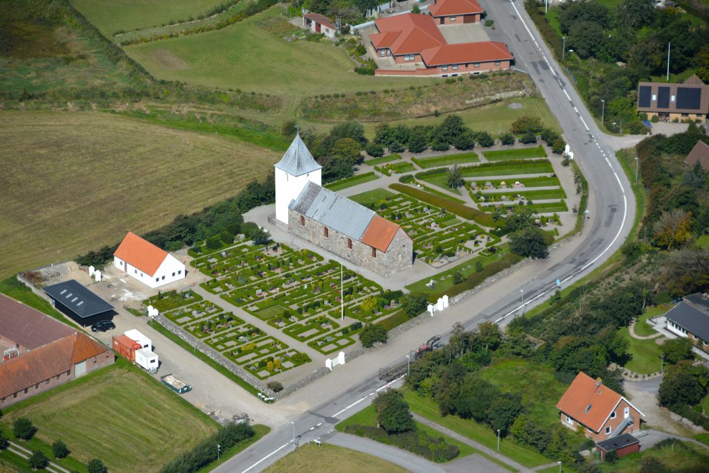Houe kirke (Klinkby - Tørringhuse vest for Lemvig), luftfoto 190816