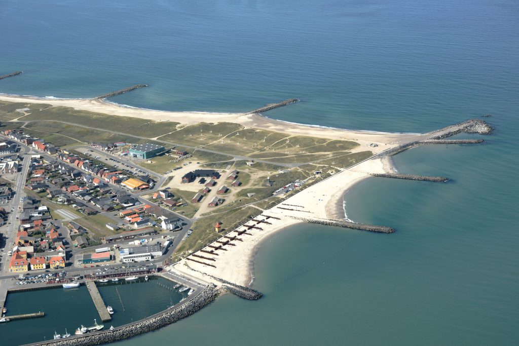 Luftfoto: Thyborøn, nordvestlige del med Sea War Museum, Kystcenter, Mindepark og Jyllands Akvariet