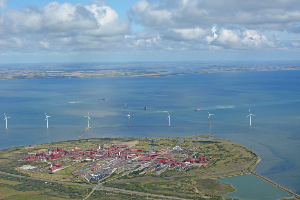Luftfoto 01.09.17: Cheminova, Nissum Bredning med vindmøller og Thy/Thyholm i horisonten