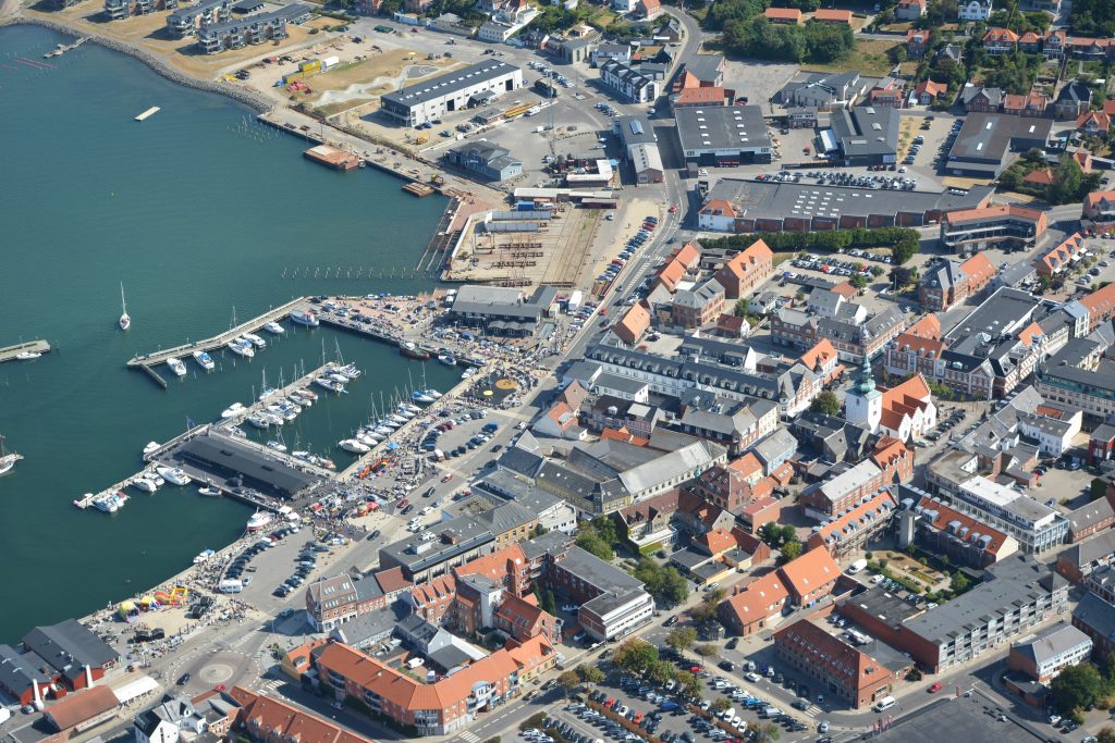 16.07.18 luftfoto Lemvig by og havn - med bagagerumsmarked på havnen