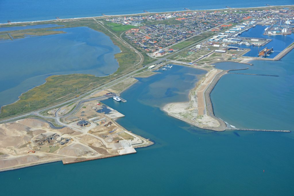 Thyborøns nye færgehavn med "Kanalen", luftfoto 21.08.18