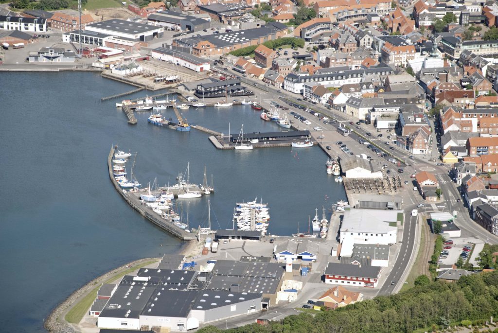 Luftfoto: Lemvig havn. Der arbejdes ved Mathildes kaj og på havnefronten ved Bjarnes fisk