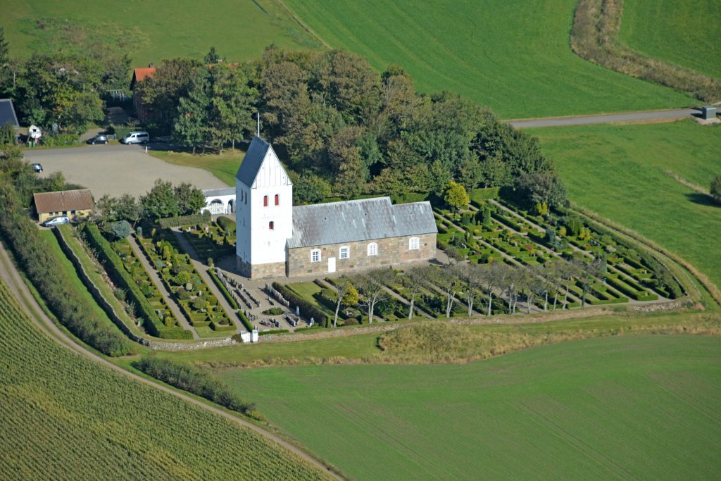 260916 Luftfoto: Fabjerg Kirke