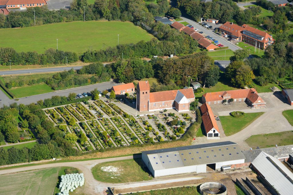 26.09.16 luftfoto: Gudum kirke (10 km. øst for Lemvig)