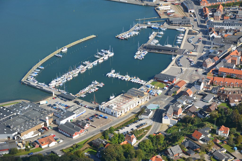 26.09.16 luftfoto: Lemvig havn. Det gamle isværk er væk og et nyt (bowlingcenter m.v.) er godt på vej 
