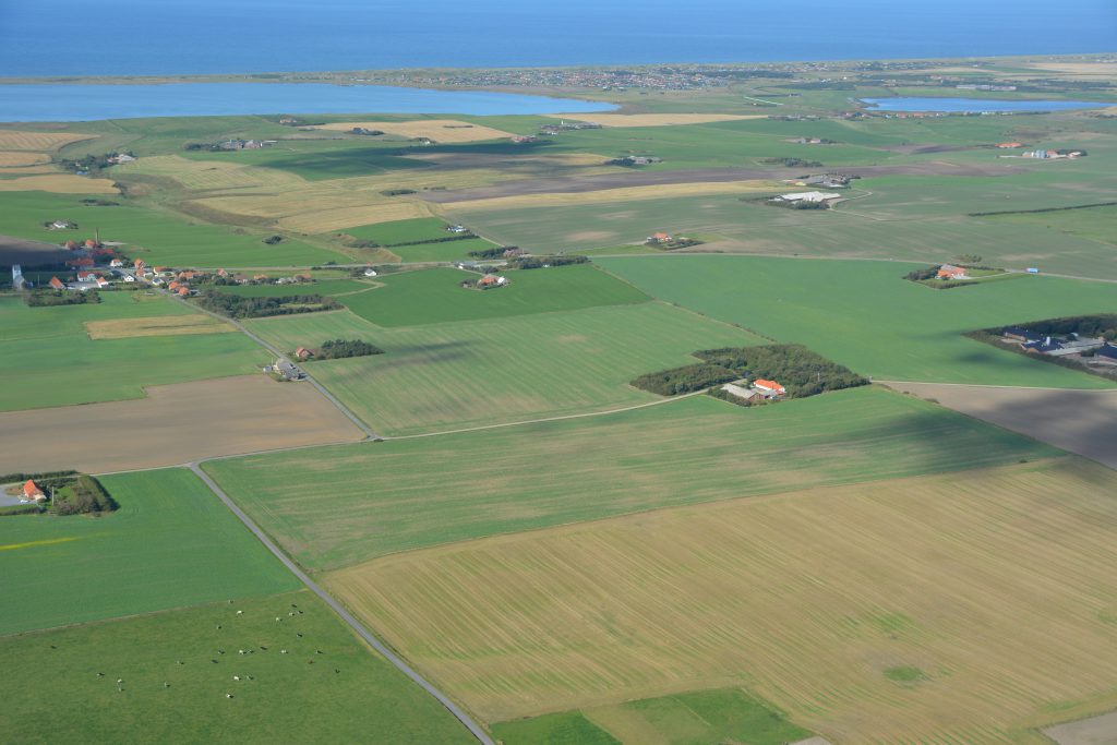 Luftfoto 26.09.16: Vandborg med Ferring sø, Vejlby klit og Vesterhavet i baggrunden