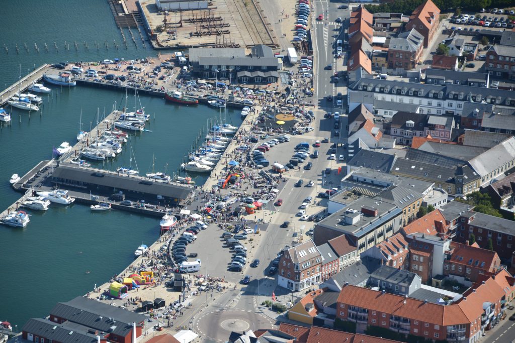 Luftfoto: Bagagerumsmarked på Lemvig havn 16-07-2018