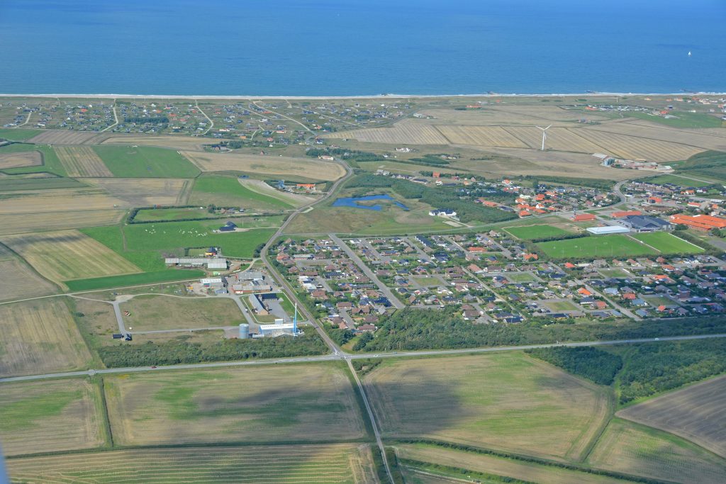Luftfoto: den sydlige del af Harboøre by, Vesterhavet i baggrunden