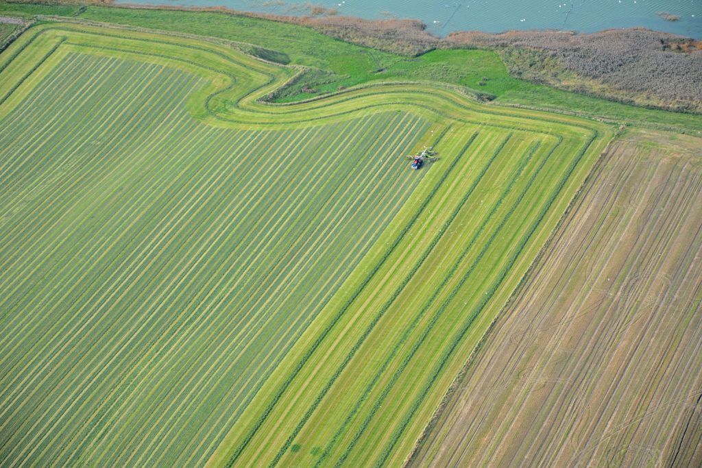 Luftfoto traktor på mark øst for Ferring sø