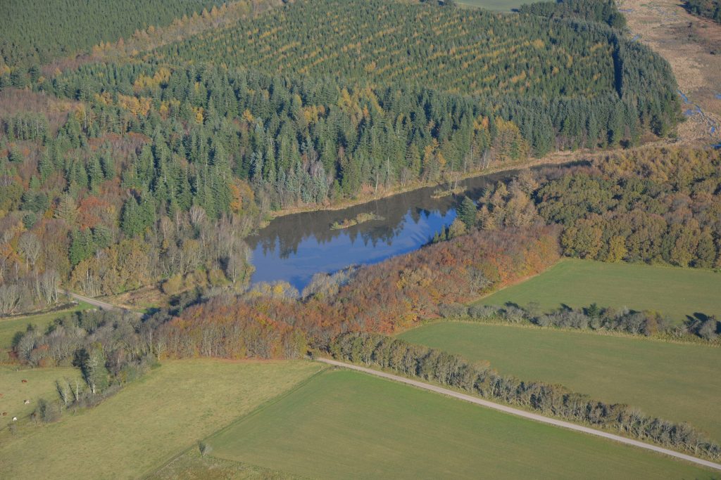 Luftfoto 291019, efterårsfarver ved Møllesøen, Klosterheden, Lemvig
