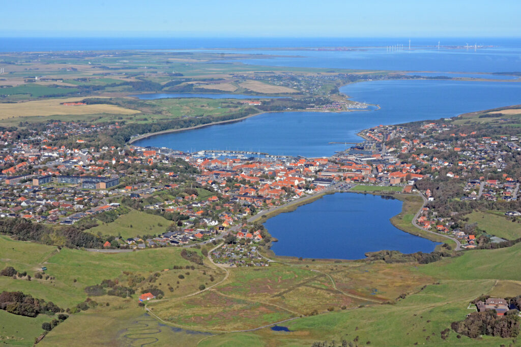 Lemvig ved sø, Limfjord og Vesterhav, luftfoto 180924